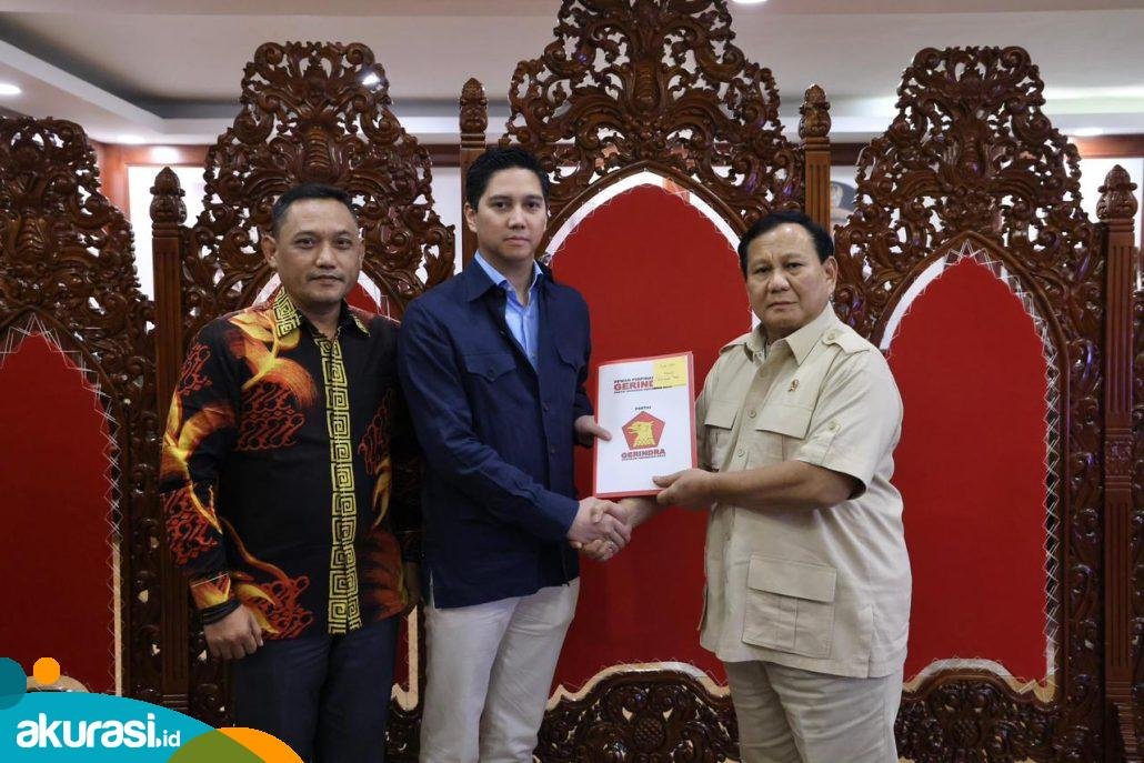 Tampak Ketua Umum Partai Gerindra, Prabowo Subianto menyerahkan SK Ketua DPD Gerindra Kaltim pada Budisatrio. (Istimewa)