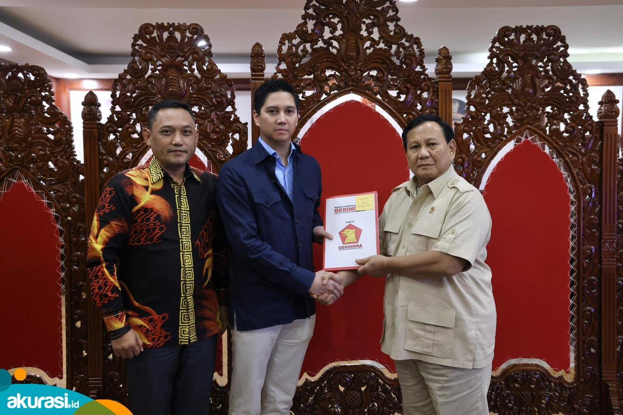 Tampak Ketua Umum Partai Gerindra, Prabowo Subianto menyerahkan SK Ketua DPD Gerindra Kaltim pada Budisatrio. (Istimewa)