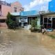 Bontang direndam banjir. Kondisi rumah Febri yang sedang ia bersihkan terkena dampak banjir, yang berada RT 29 Kelurahan Api-Api Belakang Bank Danarta. (Dwi Kurniawa Nugroho/ akurasi.id)