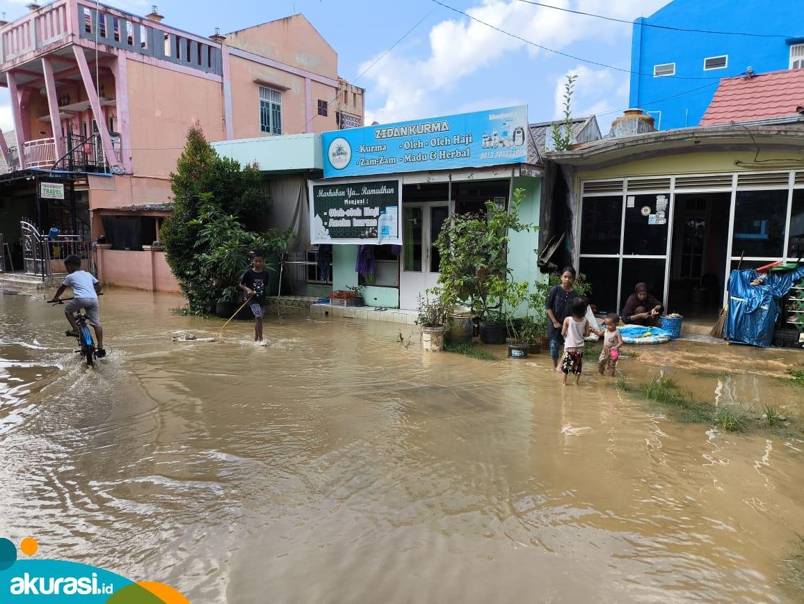 Bontang direndam banjir. Kondisi rumah Febri yang sedang ia bersihkan terkena dampak banjir, yang berada RT 29 Kelurahan Api-Api Belakang Bank Danarta. (Dwi Kurniawa Nugroho/ akurasi.id)