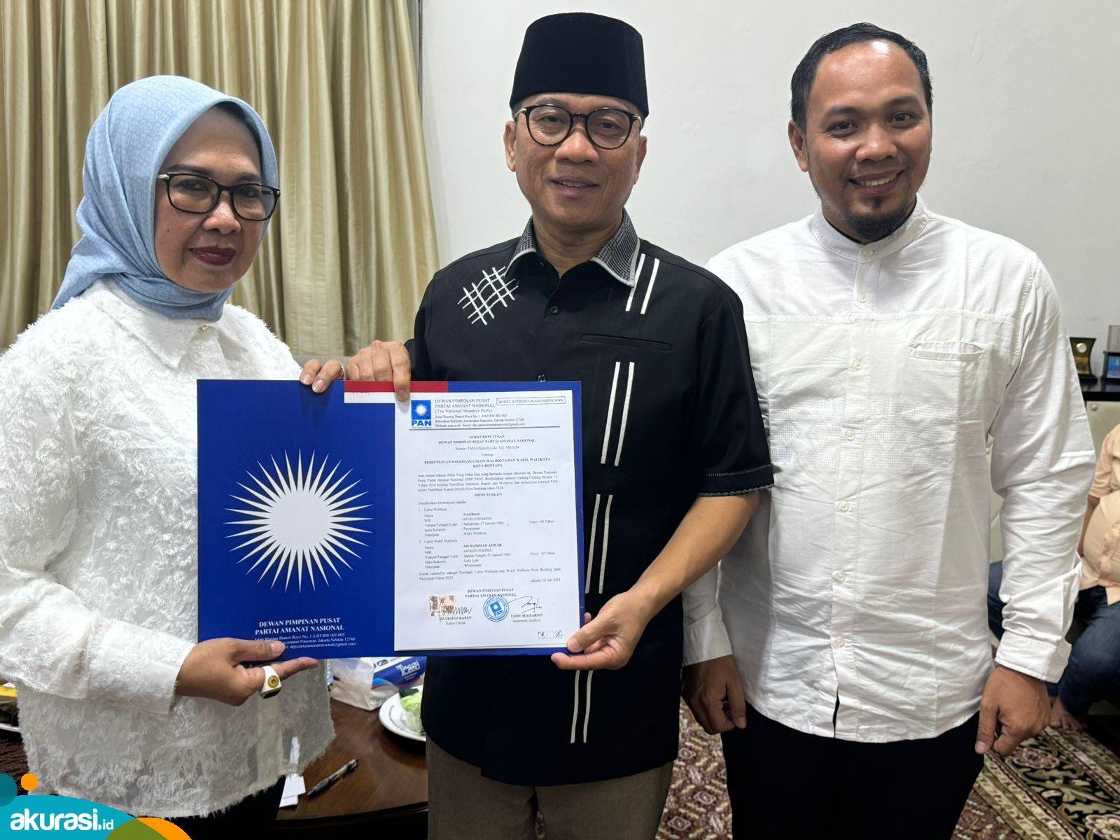 Penyerahan rekomendasi dukungan PAN kepada Najirah-Aswar untuk Pilkada Bontang 2024, yang diserahkan Waketum DPP PAN Yandri Susanto. (istimewa)