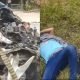 Innova hantam truk Fuso di jalan poros Bontang-Samarinda. Bagian depan mobil mengalami rusak parah, penumpang pun tampak kesakitan. (Istimewa)