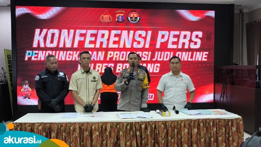 Polres Bontang lakukan press rilis penangkapan selebgram Bontang promosi judi online, SB (19), Kamis (25/04/24). (Akurasi.id)