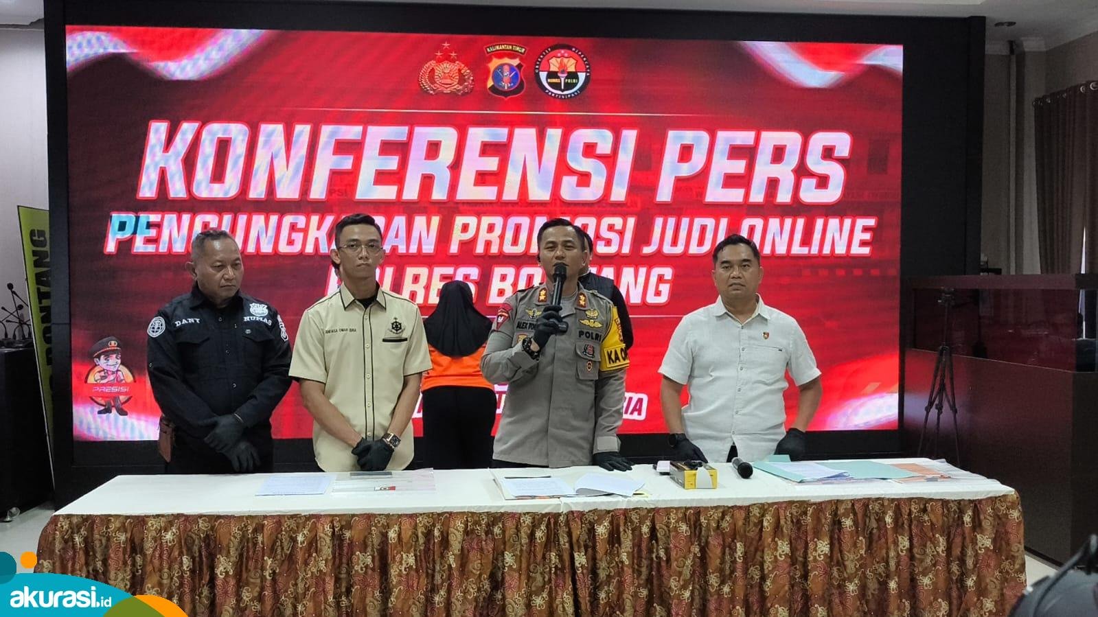 Polres Bontang lakukan press rilis penangkapan selebgram Bontang promosi judi online, SB (19), Kamis (25/04/24). (Akurasi.id)