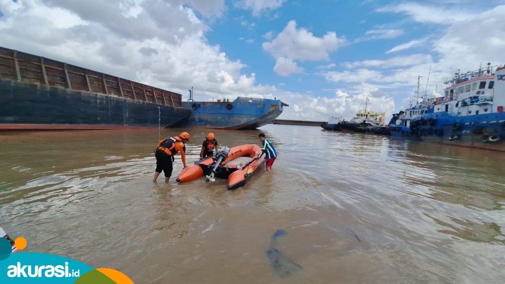 Persiapan pencarian warga Samarinda tenggelam, Siswaji (50) yang terjatuh akibat nekat lompat dari tongkang ke tongkang. (Dok. Tim SAR Samarinda)