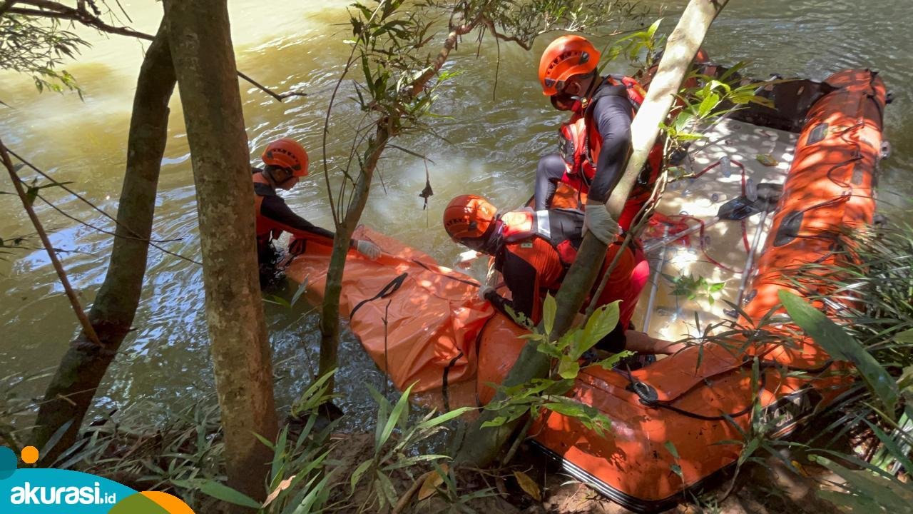 Proses evakuasi jasad korban terseret arus Sungai Seleq Legun, Desa Miau Baru, Kutim. (Dok Tim SAR Balikpapan)