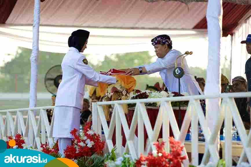 Direktur Utama Pupuk Kaltim Budi Wahju Soesilo bertindak sebagai pembina upacara.