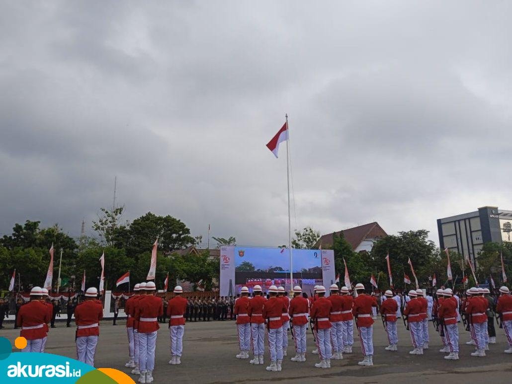 Di Bawah Rintik Hujan, Sang Saka Merah Putih Tetap Berkibar di Langit Samarinda