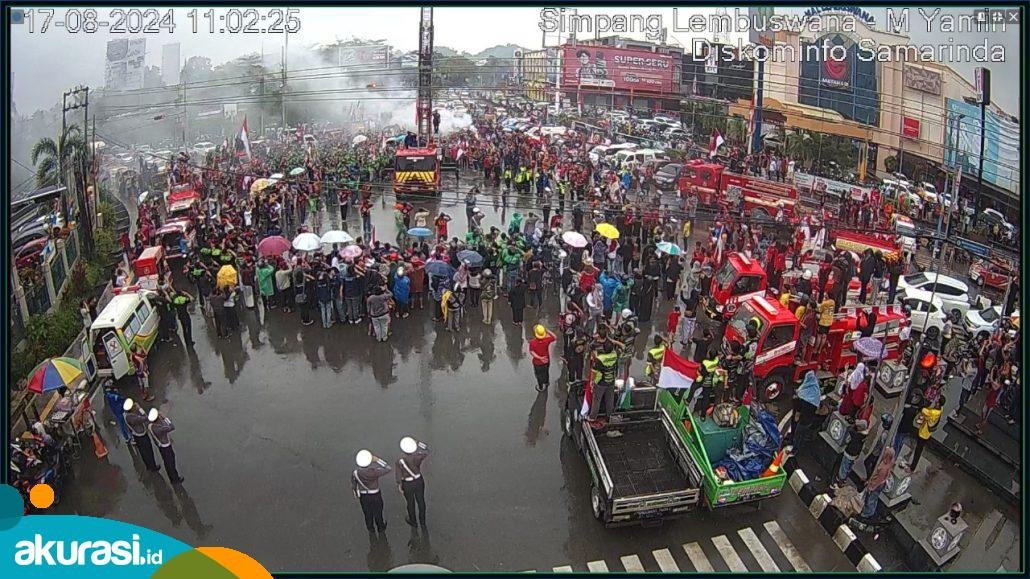 Berkawan Hujan, Pengibaran Benderah Merah Putih di Simpang Empat Lembuswana Berlangsung Khidmat