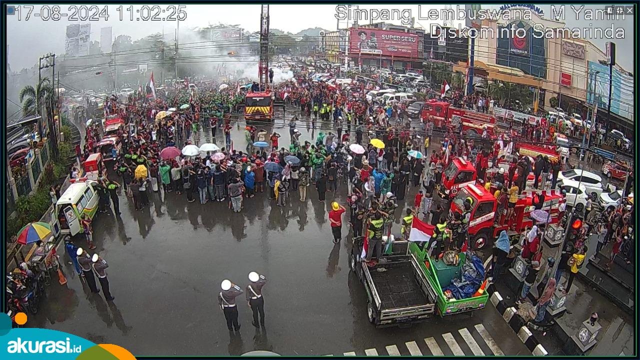 Berkawan Hujan, Pengibaran Benderah Merah Putih di Simpang Empat Lembuswana Berlangsung Khidmat