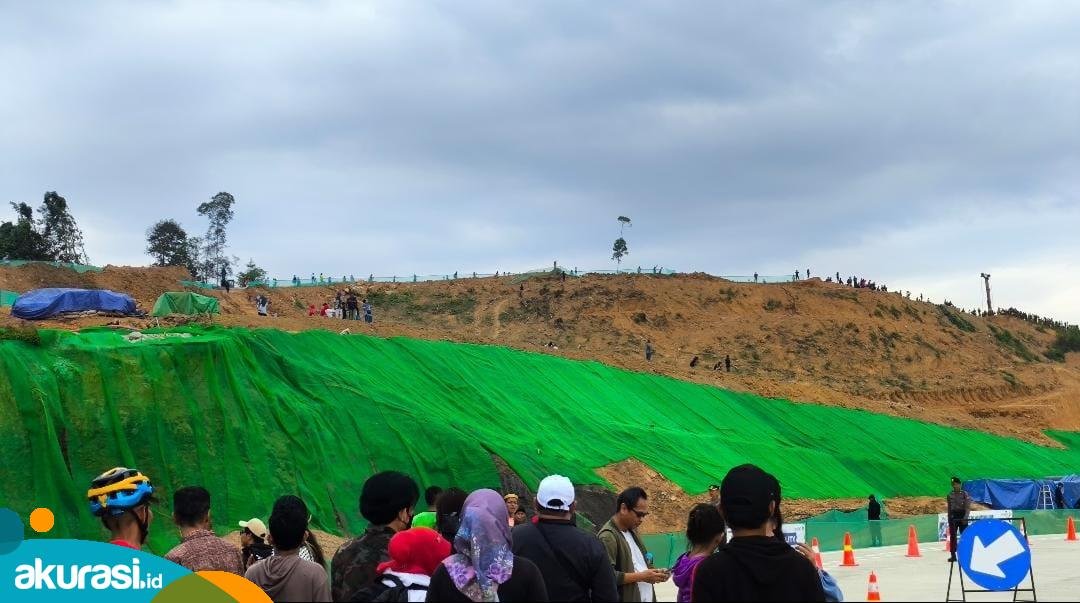 Tak Bisa Ikut HUT RI di IKN, Warga Rela Nonton dari Atas Bukit
