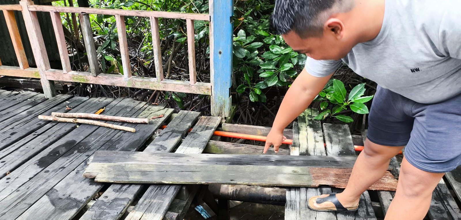 Proyek PJU Bontang Kuala Makan Korban, Dua Warga Terperosok ke Lubang Trotoar