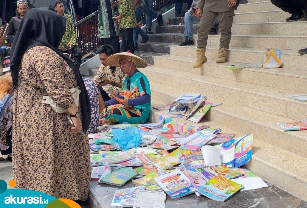 Situasi aksi puluhan emak-emak berdaster oleh Aliansi Gabungan Mamak Marah di Balai Kota Samarinda. (Istimewa)