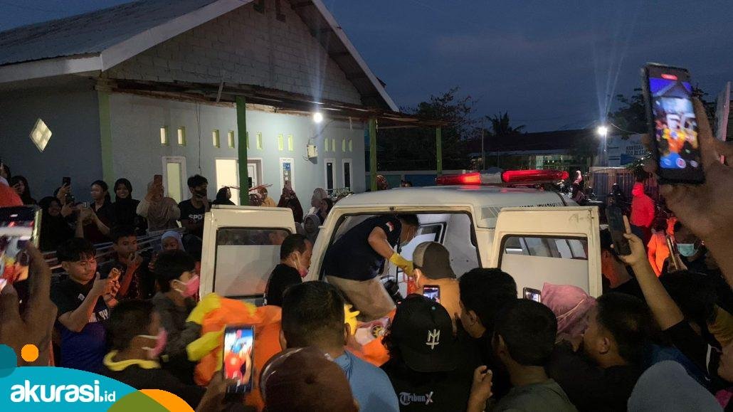 Petugas INAFIS saat mengevakuasi mayat di Tanjung Laut Indah, Senin (05/08/24). (istimewa)