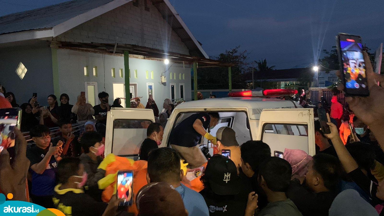 Petugas INAFIS saat mengevakuasi mayat di Tanjung Laut Indah, Senin (05/08/24). (istimewa)