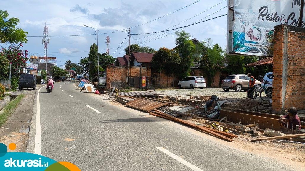 Proyek pembangunan drainase di Jalan Suryanata, Kelurahan Bontang Baru, yang sedang berlangsung. (Dwi Kurniawan Nugroho/Akurasi.id).