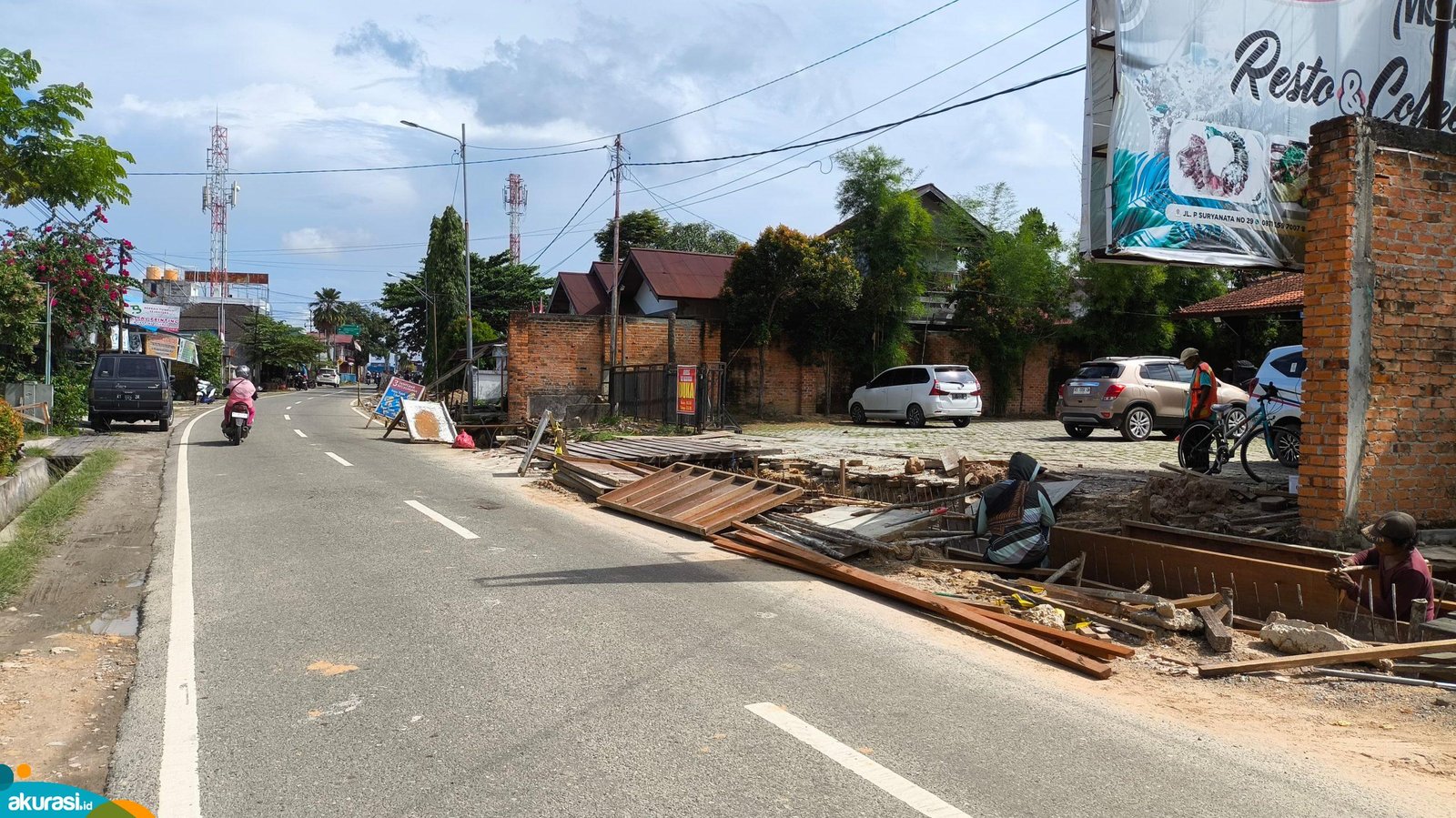 Proyek pembangunan drainase di Jalan Suryanata, Kelurahan Bontang Baru, yang sedang berlangsung. (Dwi Kurniawan Nugroho/Akurasi.id).