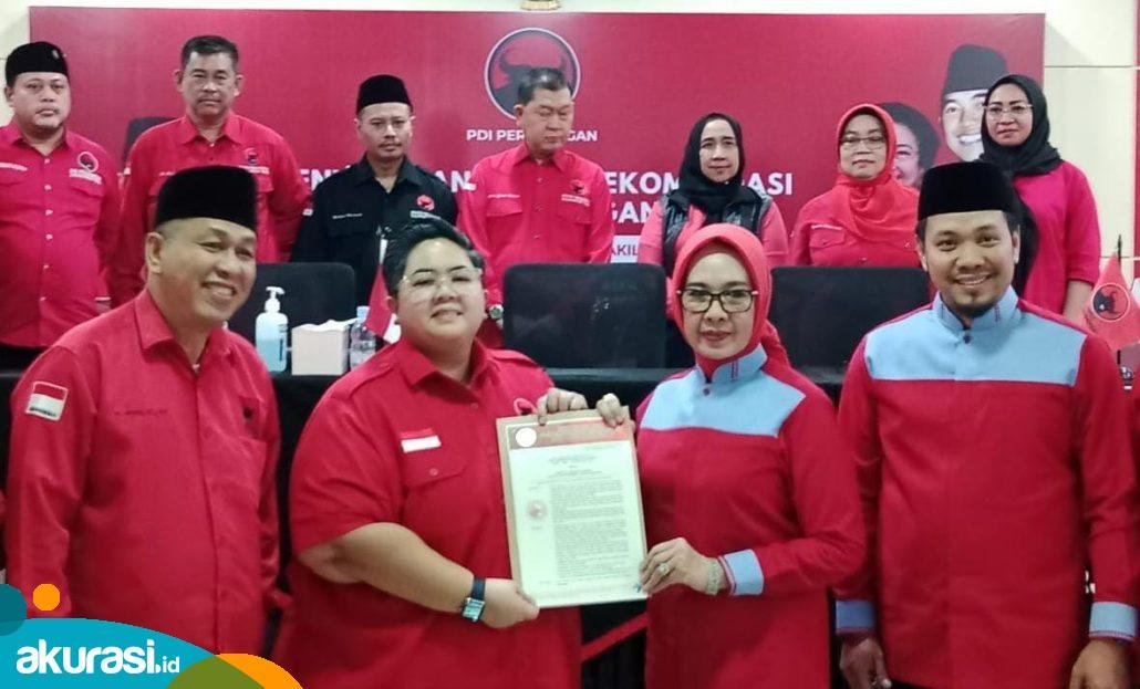 Bakal Calon Wali Kota dan Wakil Wali Kota Bontang, Najirah-Aswar saat menerima surat rekomendasi dari Sekretaris DPD PDIP Kaltim, Ananda Emira Moeis. (Istimewa)