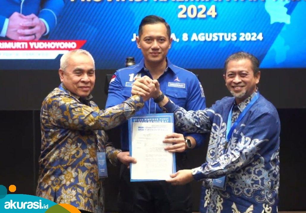 Pasangan Bakal Calon dan Wakil Gubernur Kaltim, Isran Noor-Hadi Mulyadi saat menerima surat rekomendasi dari Ketua Umum Partai Demokrat, Agus Harimurti Yudhoyono. (Istimewa)