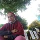 Lili yang sedang menunggui lukisannya di Taman Samarendah, ketika Pawai Pembangunan dalam rangka memperingati HUT ke-79 Republik Indonesia. (Yasinta Erikania Daniartie/Akurasi.id)