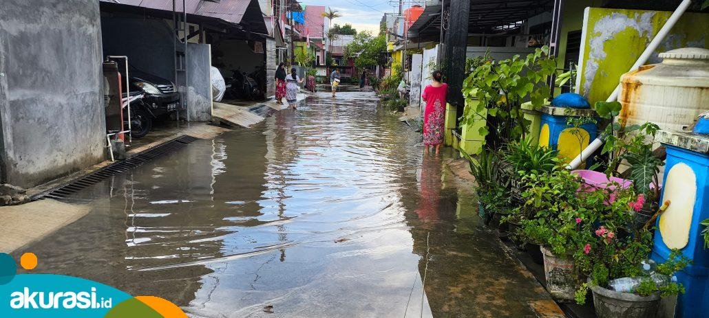 Salah satu kondisi genangan banjir di wilayah RT 27 yang terjadi beberapa pekan lalu. Pemkot akan targetkan perbaikan pelebaran drainase di Bontang Baru. (Dwi Kurniawan Nugroho/Akurasi.id)