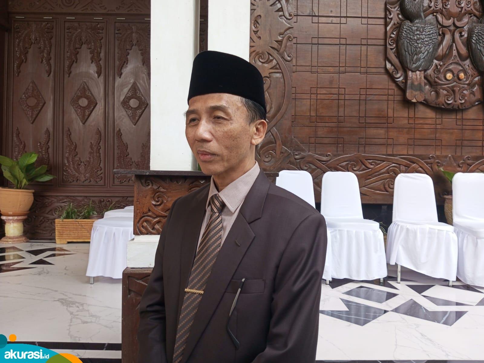 Kepala Dinas Pendidikan dan Kebudayaan (Disdikbud) Kota Samarinda Asli Nuryadin, ketika ditanya terkalit dugaan pungli di sekolah. (Dhion/Akurasi.id)