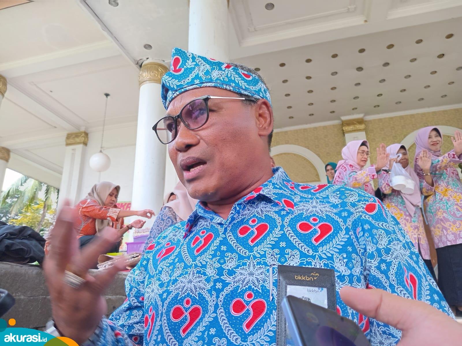 Kepala BKKBN Perwakilan Kaltim, Sunarto, ketika diwawancarai oleh awak media, terkait tekan stunting di Kota Tepian. (Yasinta Erikania Daniartie/Akurasi.id)