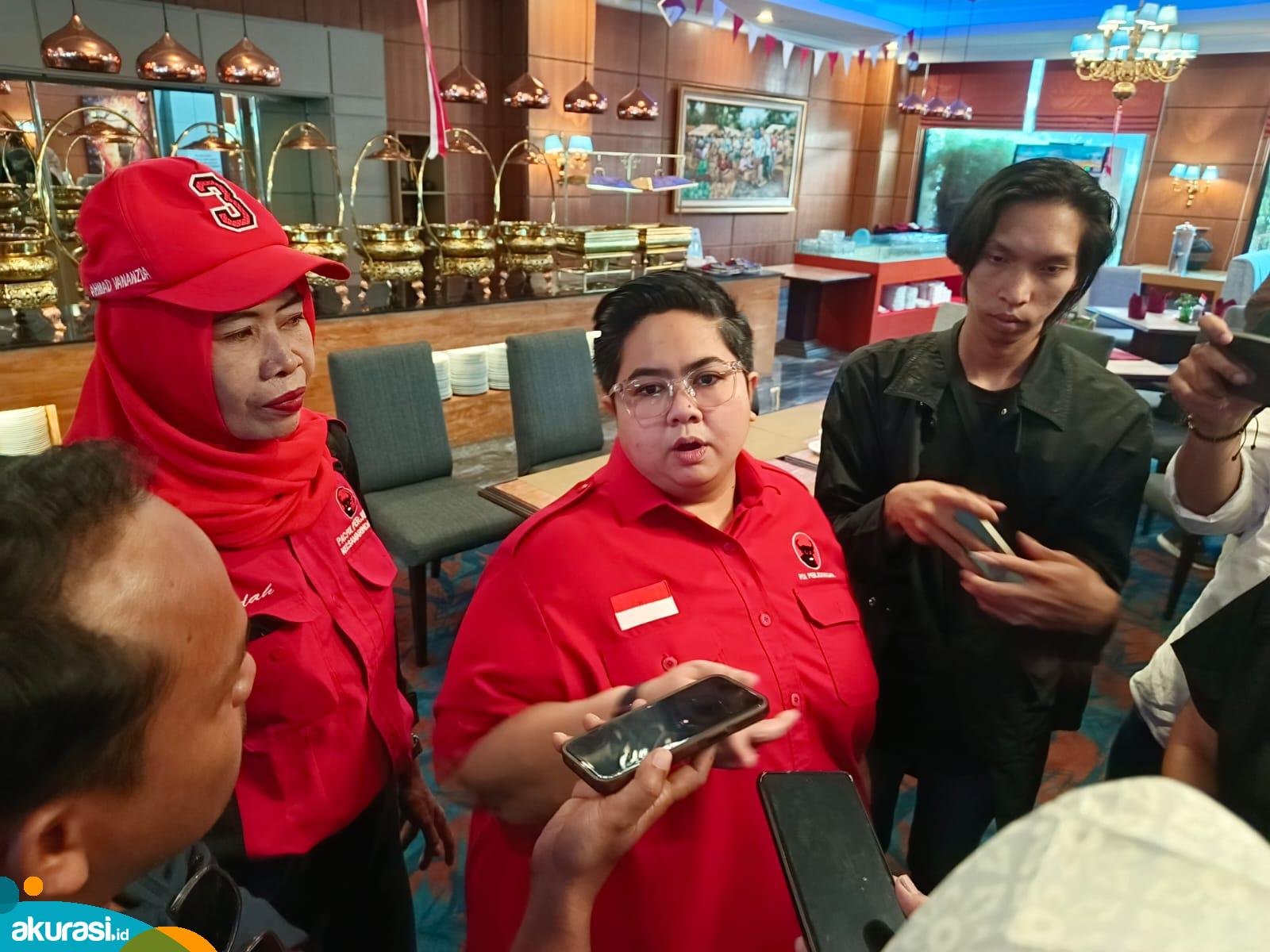 Sekertaris PDIP Kaltim, Ananda Emira Moeis saat diwawancara oleh awak media. (Muhammad Zulkifli/Akurasi.id)