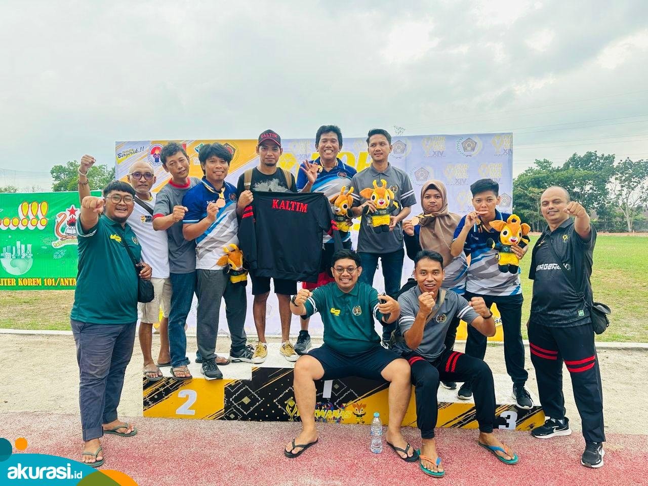 Porwanas Kalsel, tim atletik PWI Kaltim meraih medali perunggu dalam nomor estafet campuran 4x100 meter yang dipertandingkan di GOR Lambung Mangkurat, Kamis (22/8/2024). (ist)