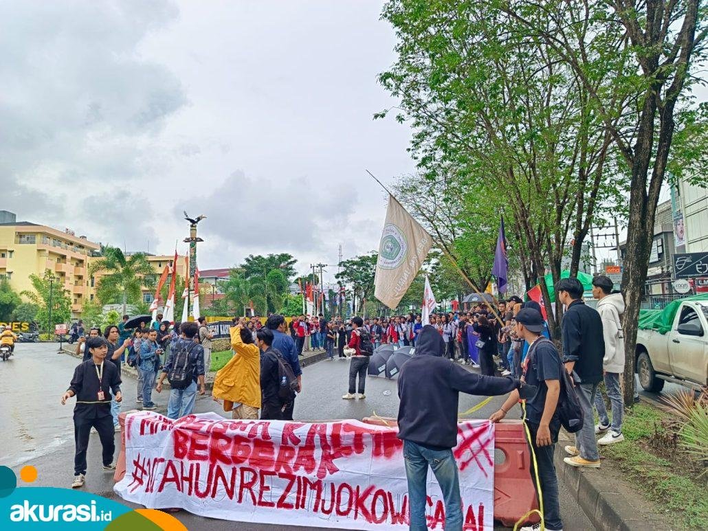 Suasana aksi penolakan RUU Pilkada yang dilakukan oleh gabungan Mahasiswa Kaltim di depan Gerbang Masuk Unmul. (Muhammad Zulkifli/Akurasi.id)
