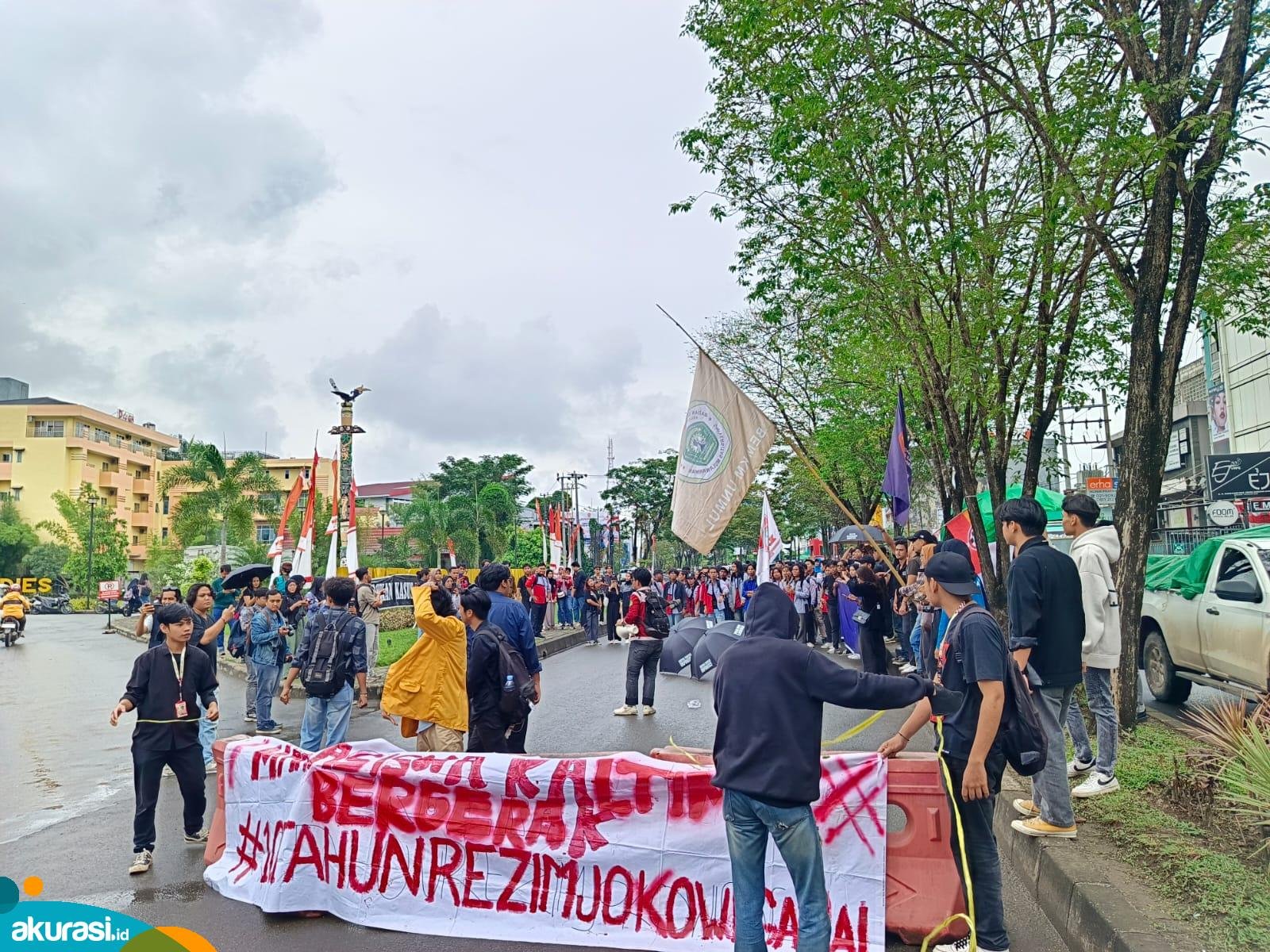 Suasana aksi penolakan RUU Pilkada yang dilakukan oleh gabungan Mahasiswa Kaltim di depan Gerbang Masuk Unmul. (Muhammad Zulkifli/Akurasi.id)