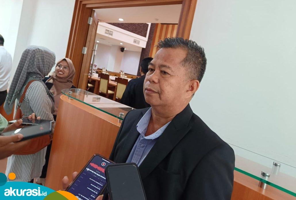Asisten II Ekonomi dan Pembangunan Pemerintah Kota (Pemkot) Samarinda, Marnabas Patiroy saat ditemui awak media. (Muhammad Zulkifli/Akurasi.id)