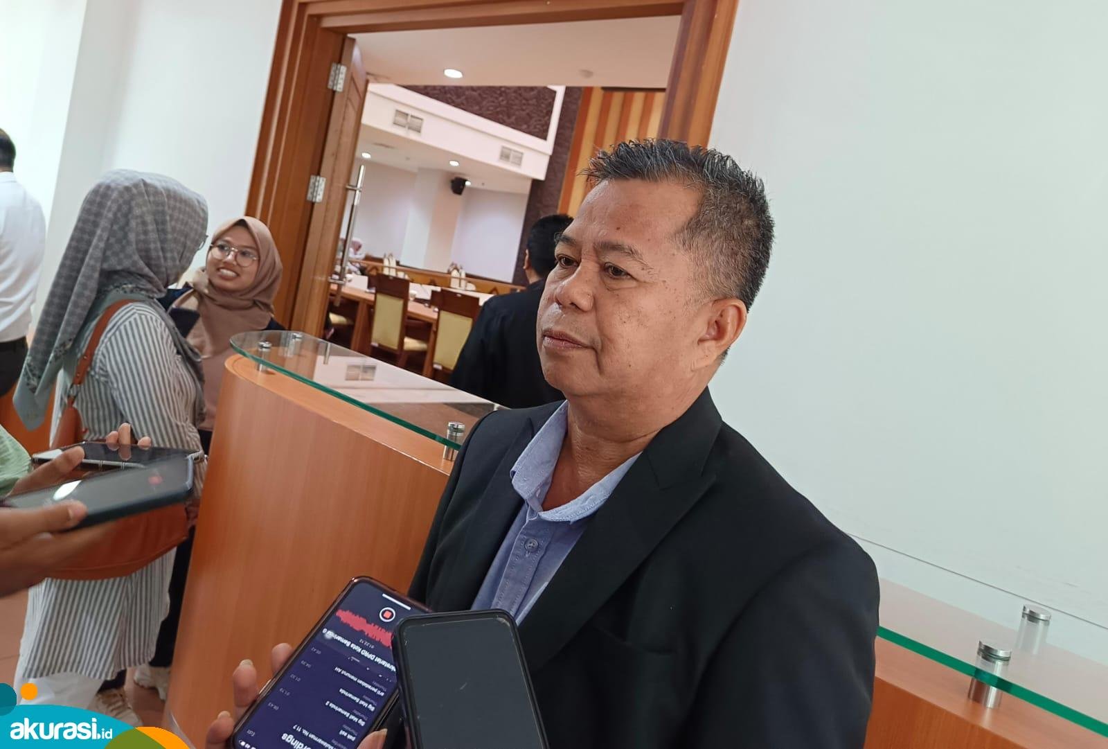 Asisten II Ekonomi dan Pembangunan Pemerintah Kota (Pemkot) Samarinda, Marnabas Patiroy saat ditemui awak media. (Muhammad Zulkifli/Akurasi.id)