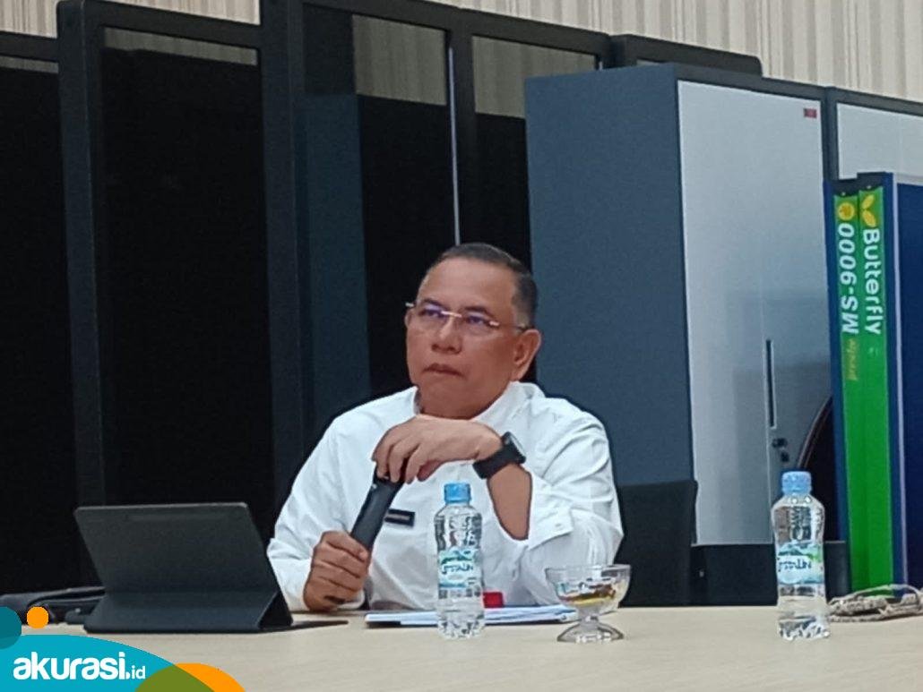 Kepala Biro Administrasi Pembangunan (Adbang) Sekretaris Daerah (Setda) Provinsi Kaltim, Irhamsyah, saat memberikan paparan materi di Ruang Wiek, Diskominfo Kaltim. (Yasinta Erikania Daniartie/Akurasi.id)