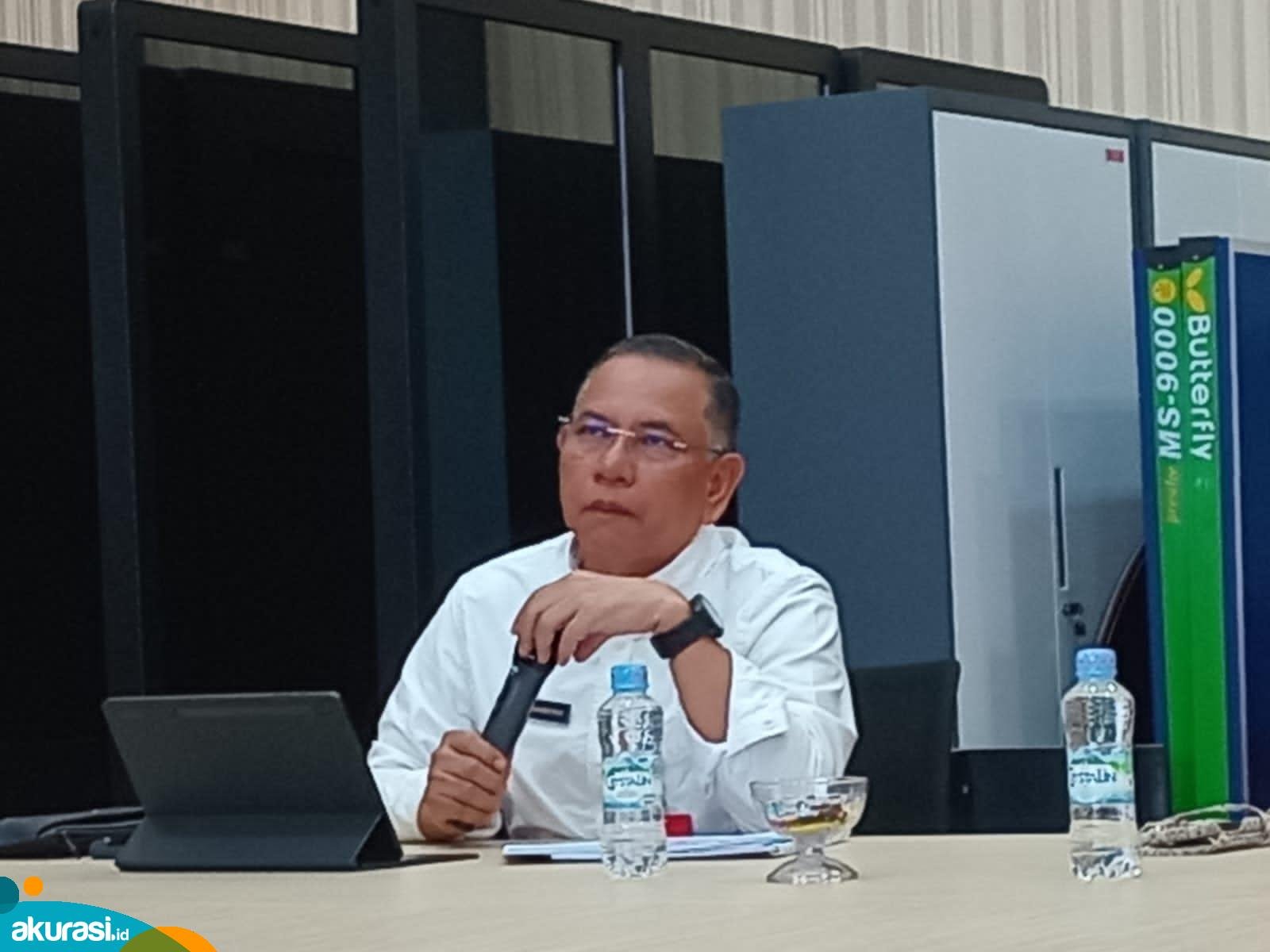 Kepala Biro Administrasi Pembangunan (Adbang) Sekretaris Daerah (Setda) Provinsi Kaltim, Irhamsyah, saat memberikan paparan materi di Ruang Wiek, Diskominfo Kaltim. (Yasinta Erikania Daniartie/Akurasi.id)