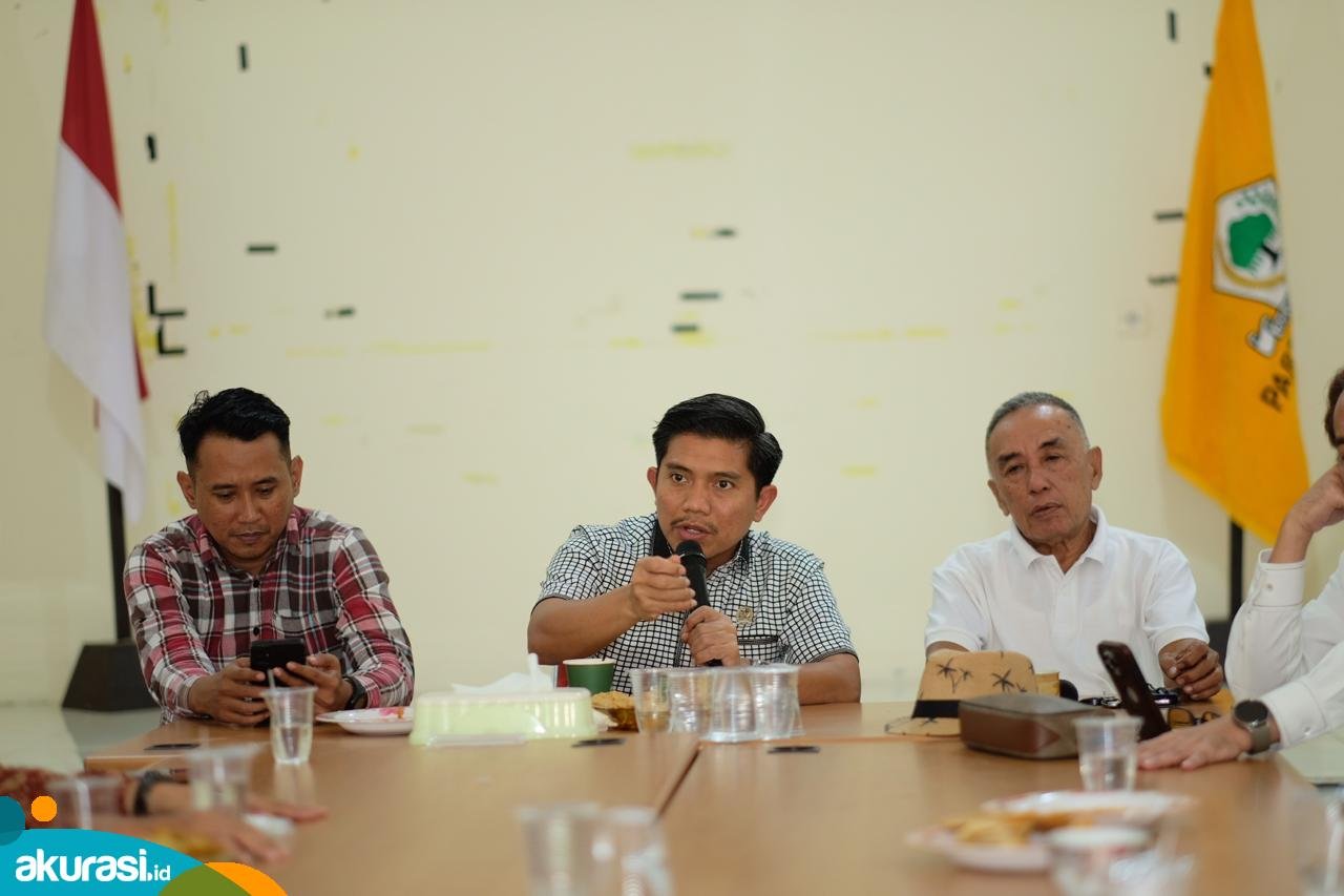 Saat Andi Faiz melaku rapat internal partai untuk persiapan pendaftaran Neni Moerniaeni-Agus Haris. (Istimewa)