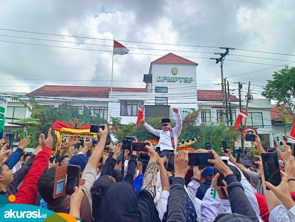 Paslon Isran Noor-Hadi Mulyadi saat diarak oleh ratusan pendukungnya di depan Kantor KPU Kaltim, Jalan Basuki Rahmat, Samarinda. (Muhammad Zulkifli/Akurasi.id)