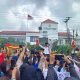 Paslon Isran Noor-Hadi Mulyadi saat diarak oleh ratusan pendukungnya di depan Kantor KPU Kaltim, Jalan Basuki Rahmat, Samarinda. (Muhammad Zulkifli/Akurasi.id)