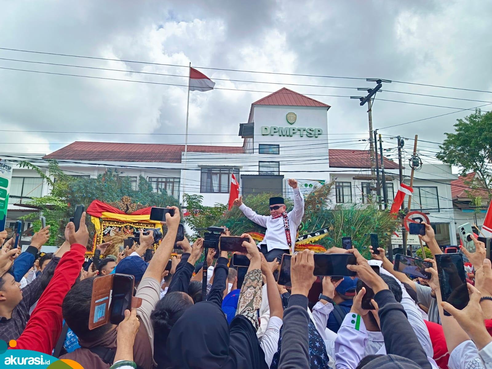 Paslon Isran Noor-Hadi Mulyadi saat diarak oleh ratusan pendukungnya di depan Kantor KPU Kaltim, Jalan Basuki Rahmat, Samarinda. (Muhammad Zulkifli/Akurasi.id)