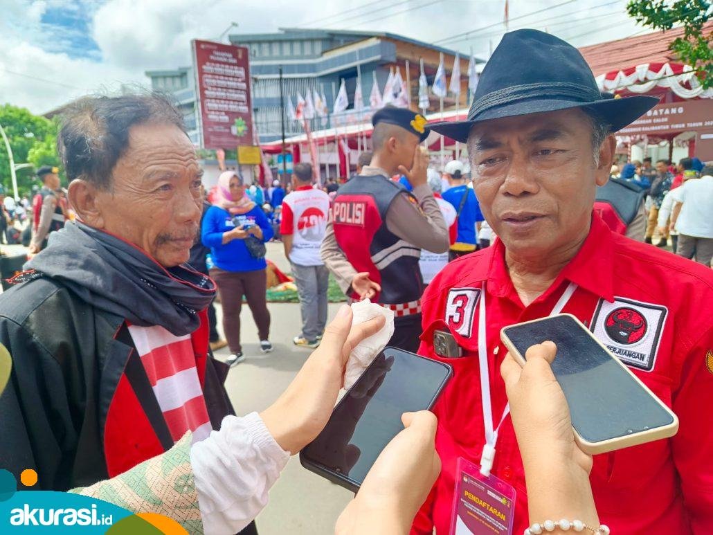 Ketua Paguyuban Reog Ponorogo Singo Joyo Mulyo, Sarjimun dan Ketua Paguyuban Reog Ponorogo Agus saat diwawancara oleh media ini. (Muhammad Zulkifli/Akurasi.id)