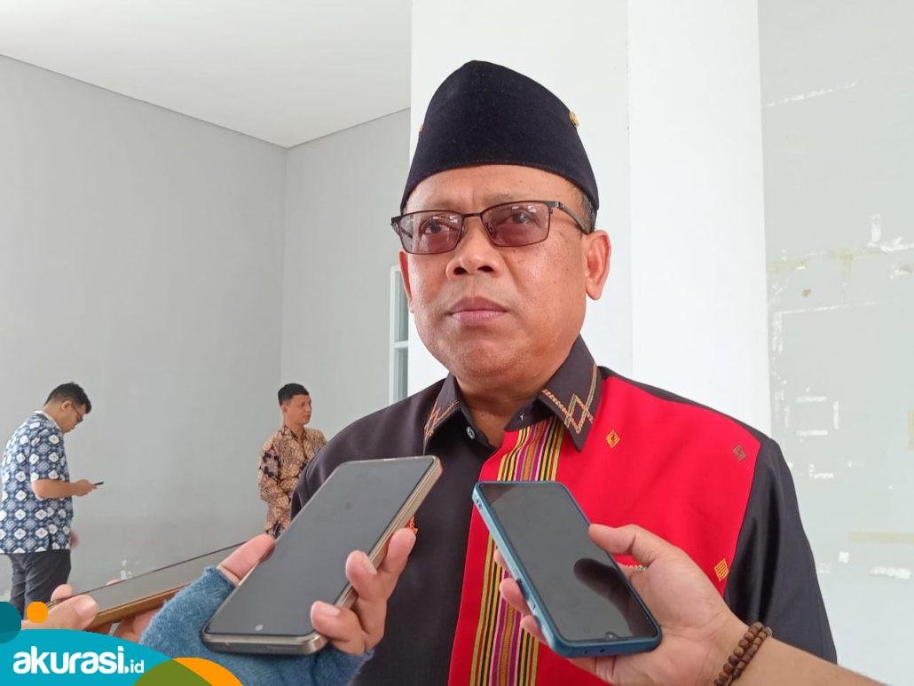 Rektor Universitas Mulawarman, Abdunnur, ketika diwawancarai. (Yasinta Erikania Daniartie/Akurasi.id)