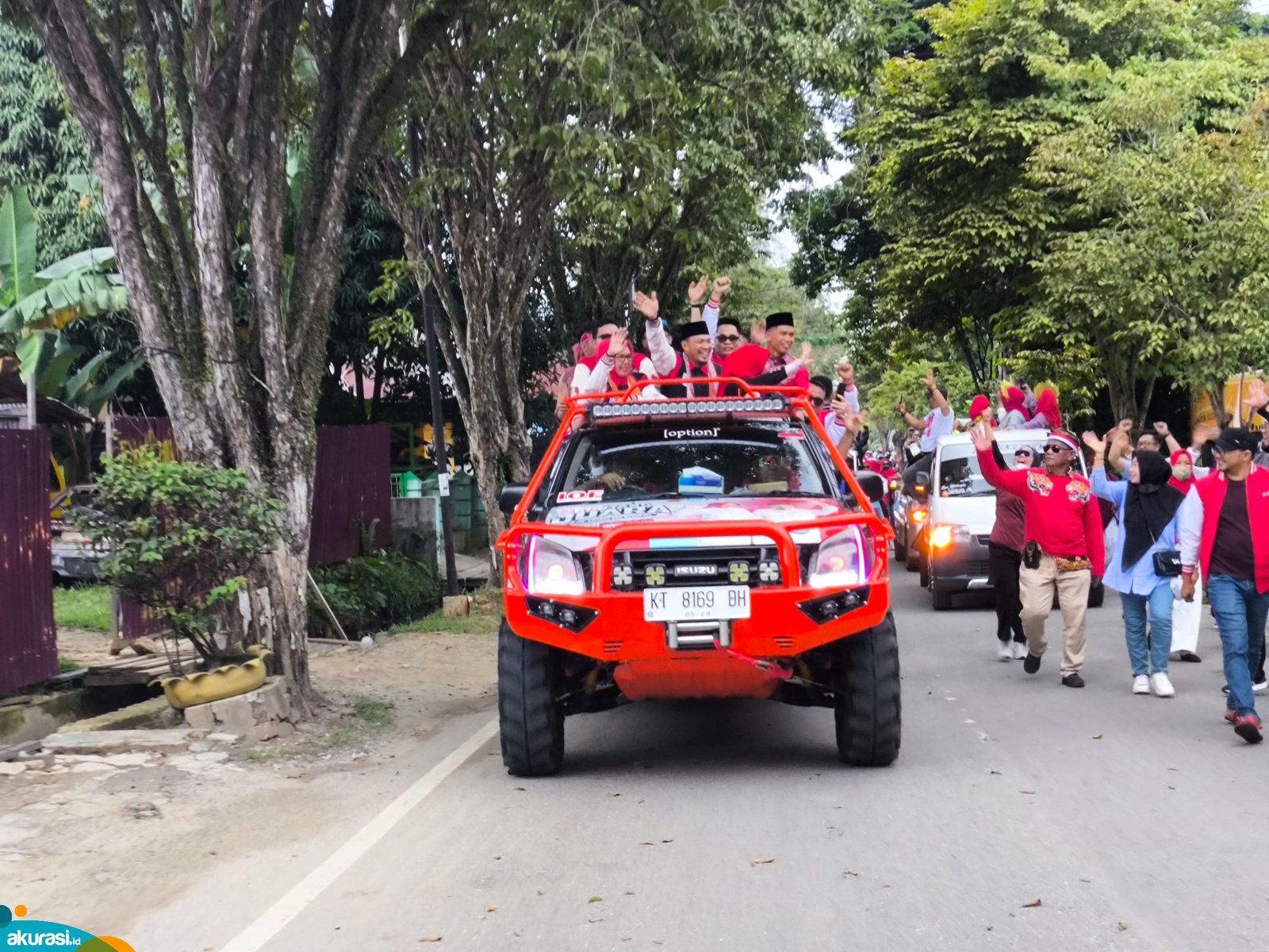 Najirah-Aswar saat melakukan konvoi dengan relawan dan simpatisan. (Dwi Kurniawan Nugroho/Akurasi.id)
