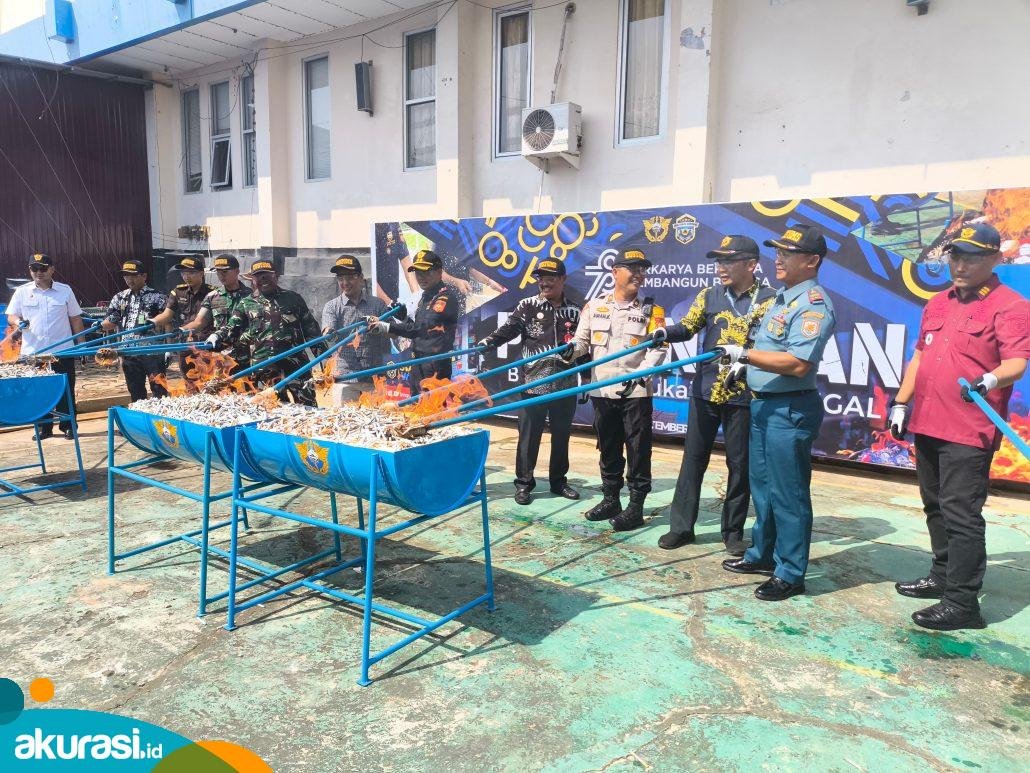 Bom Waktu Dinonaktifkan: Bea Cukai Bontang Musnahkan Ribuan Rokok Ilegal dan Miras