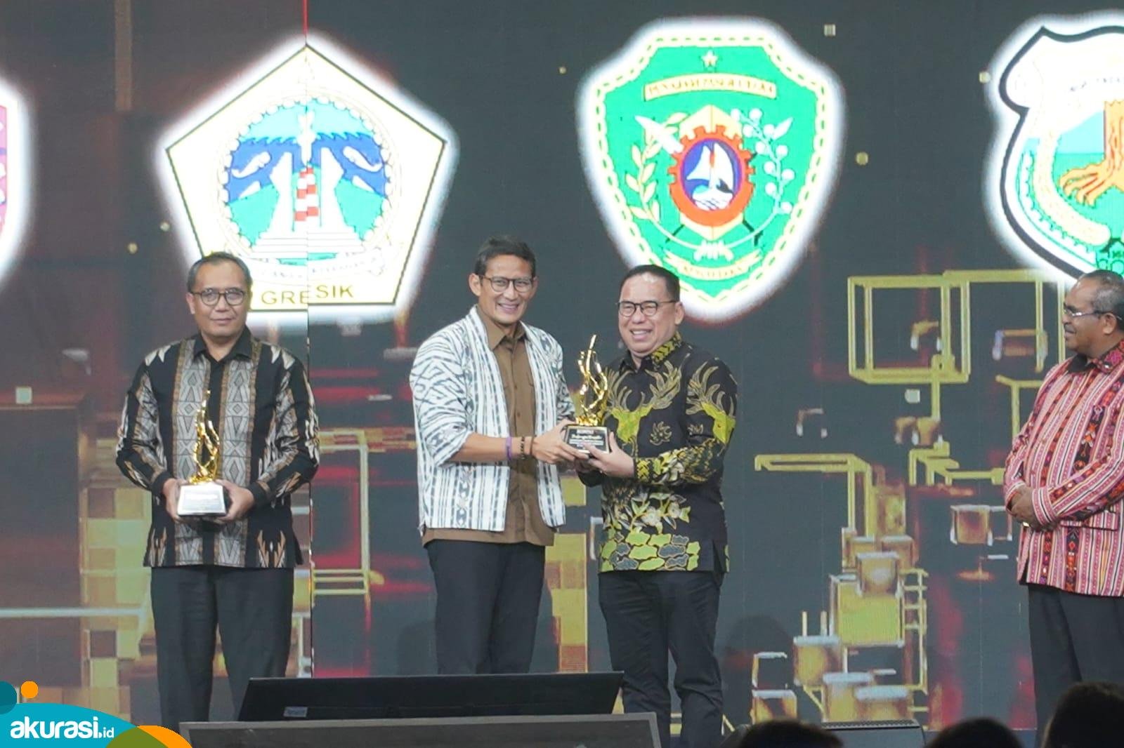 Pj Bupati PPU Terima Penghargaan Peduli Inovasi Ekonomi Kreatif dan Pariwisata dari Kompas Group