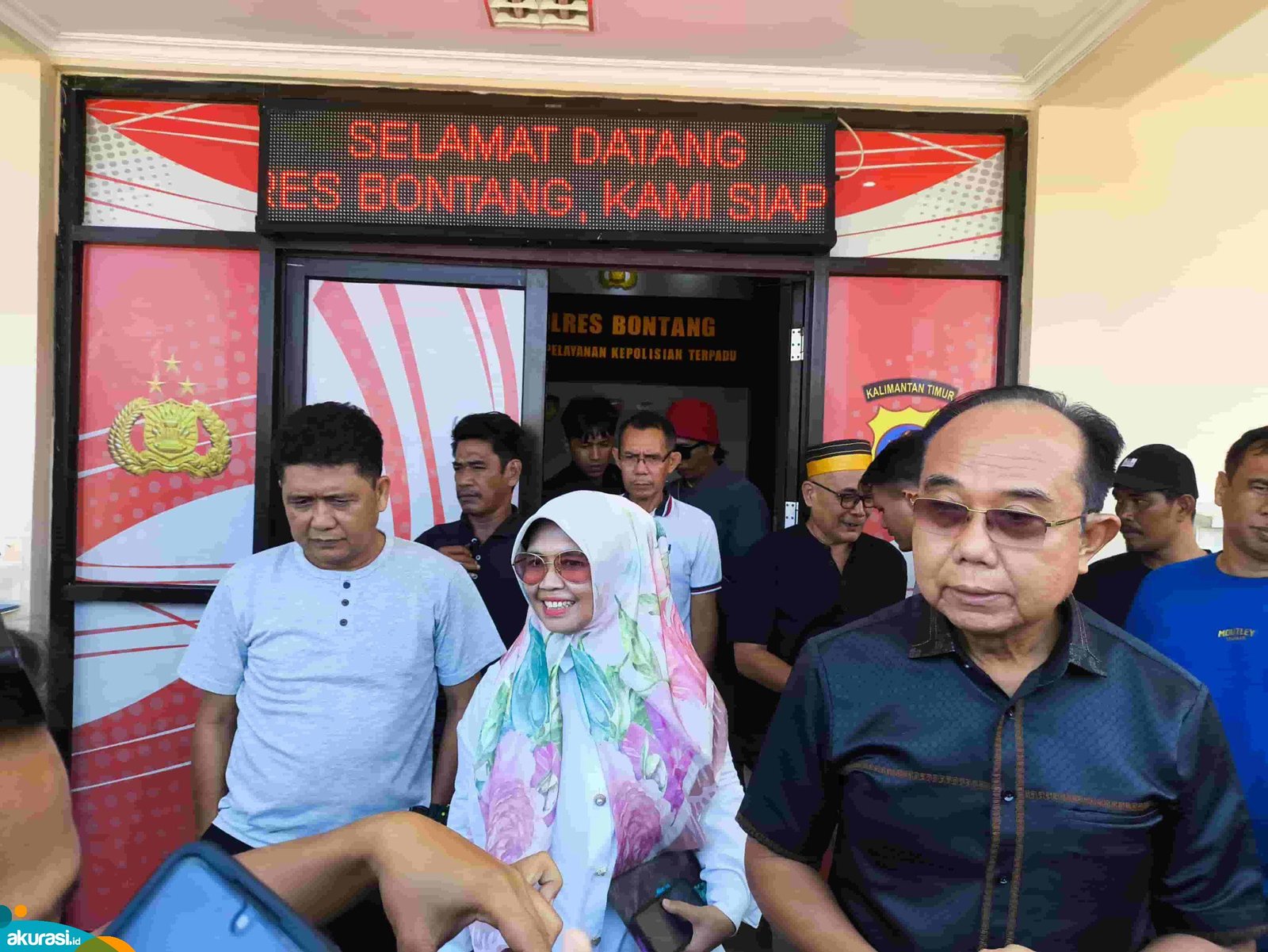 Sofyan Hasdam bertemu awak media usai mendampingi Neni Moerniaeni, melaporkan Udin Mulyono atas dugaan pencemaran nama baik. (Dwi Kurniawan Nugroho/Akurasi.id)