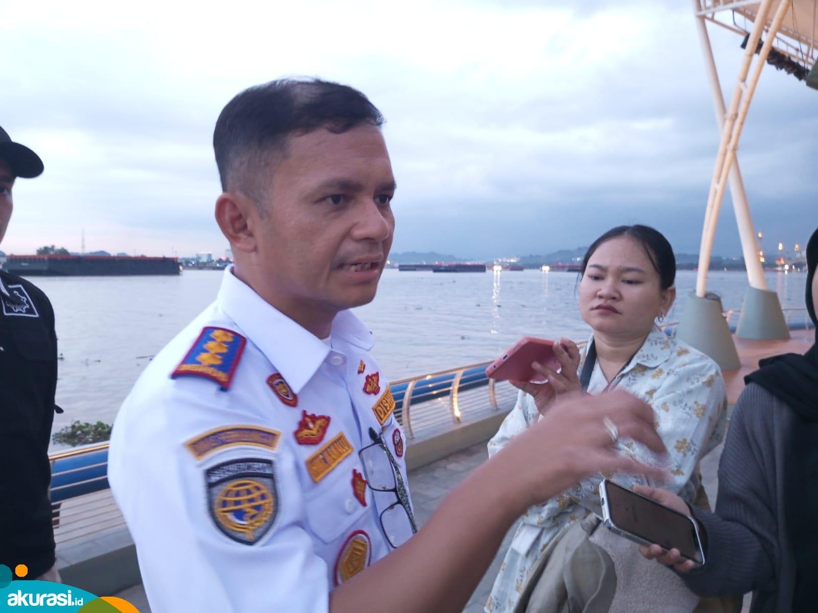 Kepala Dinas Perhubungan (Dishub) Kota Samarinda Hotmarulitua Manalu, saat diwawancarai awak media di lokasi peninjauan Teras Samarinda. (Dhion/Akurasi.id)