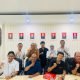 Jajaran pengurus PWI Kaltim berfoto bersama dengan jajaran BPJS Ketenagakerjaan Samarinda usai berdiskusi tentang pentingnya jaminan perlindungan sosial bagi insan pers. (Akurasi.id)