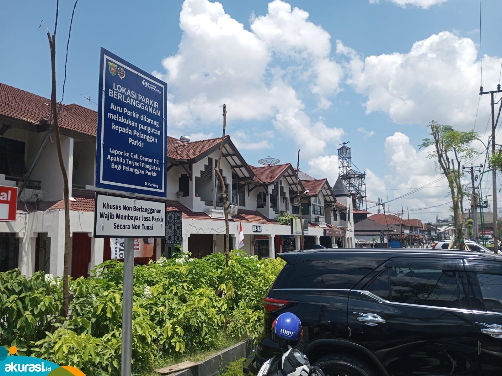 Tarif parkir berlangganan bagi pemilik usaha di Citra Niaga dikeluhkan. (akurasi.id)