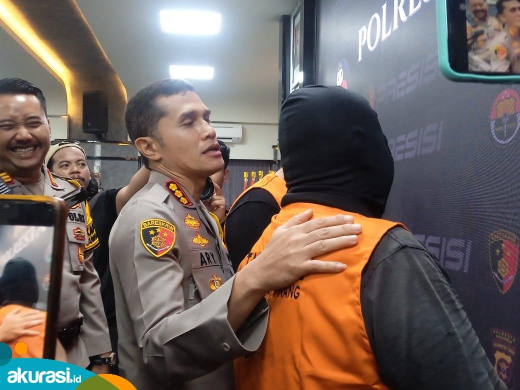 Kapolresta Samarinda Kombes Pol Ary Fadli, mengingatkan salah satu pelaku pengantar jenazah yang melakukan tindakan pengeroyokan. (Yasinta Erikania Daniartie/Akurasi.id)
