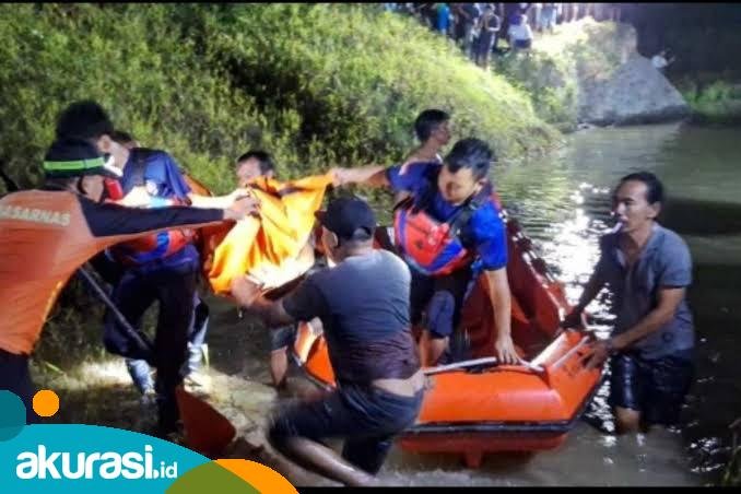 Tim SAR melakukan upaya pencarian dua anak yang tenggelam di lubang bekas tambang Kaltim. (istimewa)